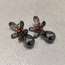 Load image into Gallery viewer, black flower earrings