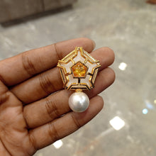 Load image into Gallery viewer, mother of pearl earrings