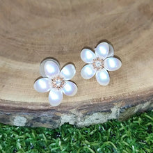 Load image into Gallery viewer, Mother of Pearl Flower Studs