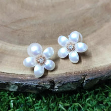 Load image into Gallery viewer, Mother of Pearl Flower Shaped Earrings