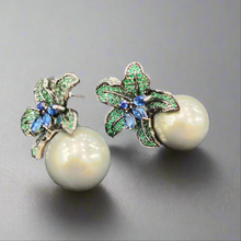 Load image into Gallery viewer, Grey Pearl Flower Earrings
