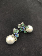 Load image into Gallery viewer, Grey Pearl Flower Earrings
