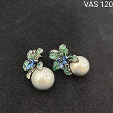 Load image into Gallery viewer, Grey Pearl Flower Earrings
