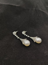 Load image into Gallery viewer, Silver Pearl Earrings
