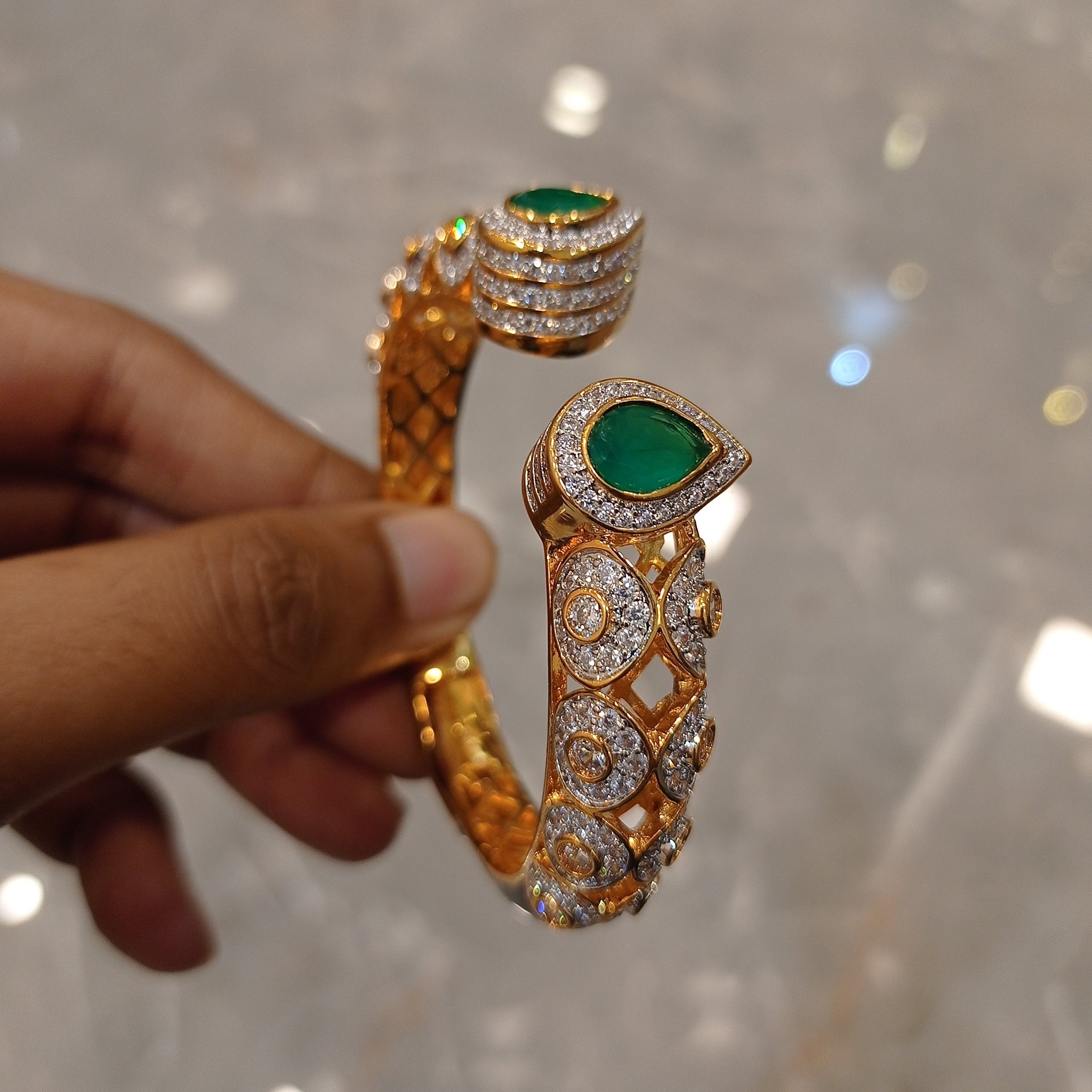 Queen Emerald ~ dainty-emerald-bracelet-in-18k-white-gold-flower-design