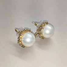 Load image into Gallery viewer, Cream Pearl Leafy Stud
